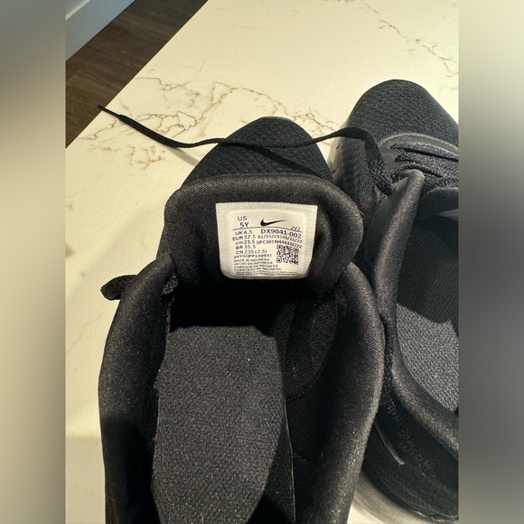 NIKE Running Shoes. Black, Size 5 - Picture 6 of 15